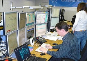 Работа специалиста РФЯЦ-ВНИИЭФ в ЦЕРН в ALICE Control Room по мониторингу работоспособности детекторов эксперимента ALICE